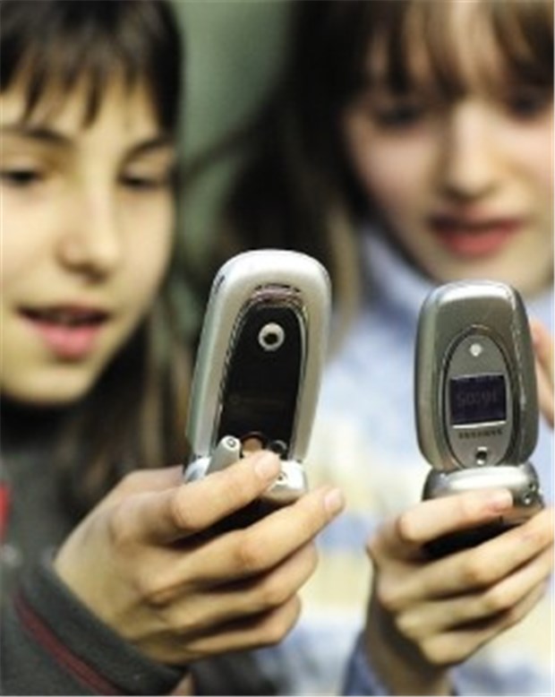 "Man kann im Internet viel Nähe vermeiden" Lieber kommunizieren viele Jugendliche per SMS als im direkten Gespräch mit Freunden.