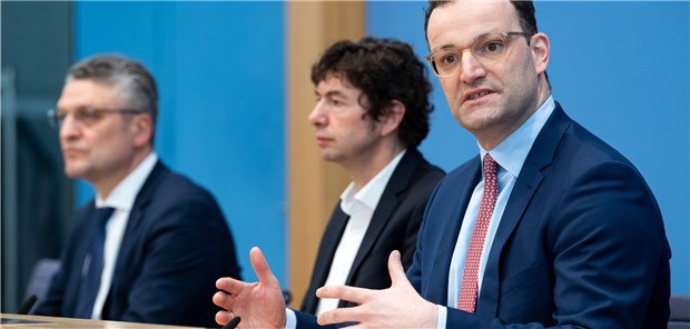 Spahn nimmt jeden Bürger in die Pflicht „Lieber mal auf ein Konzert oder Fußballspiel verzichten“: Bundesgesundheitsminister Jens Spahn mit Professor Christian Drosten (M), Direktor des Instituts für Virologie an der Charité Berlin, und RKI-Präsident Lothar H. Wieler bei der Bundespressekonferenz zur Ausbreitung des Coronavirus.