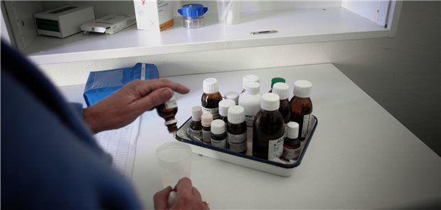 Nord-Abschlussbericht: Schläge, Missbrauch und fehlende Kontrolle Lieber mit Medikamenten ruhiggestellt, statt therapiert: Auch das trifft auf viele ehemalige Patienten der Kinder- und Jugendpsychiatrie in Schleswig-Holstein zu.