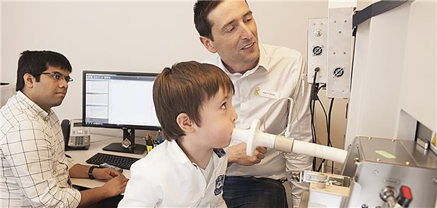 Atemtest hilft, Epilepsie-Therapie zu überwachen Lieber pusten als pieksen: Professor Pablo Sinues (mitte) und sein Team haben einen Atemtest entwickelt, der Mediziner bei der Überwachung der Therapie von Epilepsie-Patienten unterstützt.