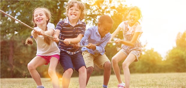 Von Kindern und Couchpotatos Kinder beim Tauziehen: Lieber raus und bewegen, statt drinnen vor dem Smartphone zu sitzen, empfehlen auch Sportmediziner.