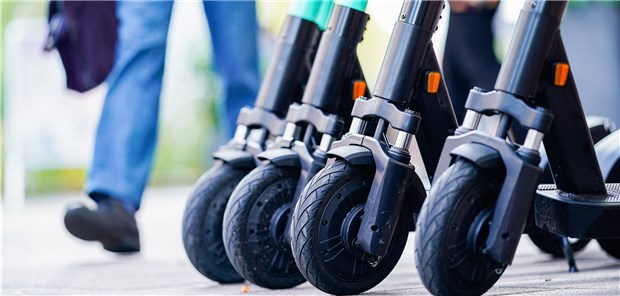 E-Scooter-Fahrt statt Fußmarsch schlecht für die Gesundheit Lieber zu Fuß gehen oder einen E-Tretroller benutzen? Das Umweltbundesamt spricht sich eher für die erste Variante aus.
