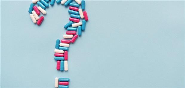 Tabletten, in Form eines Fragezeichens gelegt.