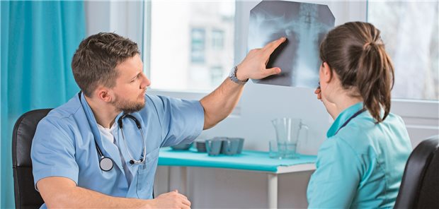 AOK fordert neue Fehlerkultur Liegt ein Behandlungsfehler vor? Ärzte, gerade in Kliniken, trauen sich oft nicht, offen über mögliche Fehler zu sprechen.