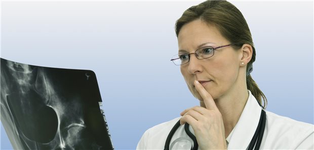 Liegt ein Behandlungsfehler vor? Hier sind Gutachter gefragt, zum Beispiel vom Medizinischen Dienst.