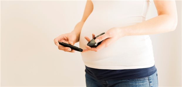 Schwangere Frau misst ihren Blutzucker.