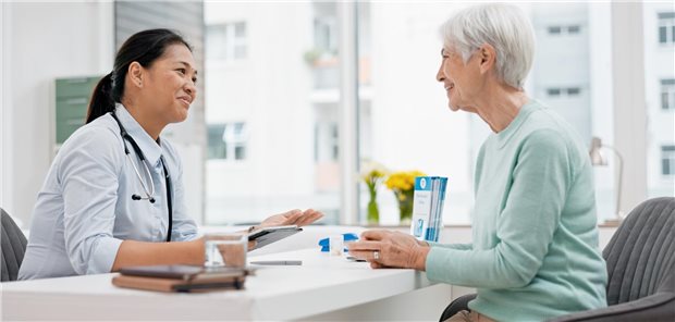 Ärztin spricht mit Patientin.