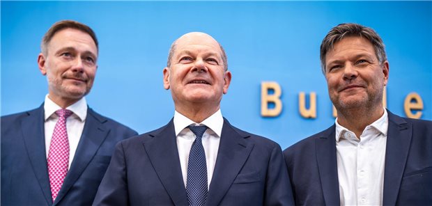 Ließen auf ihrer Pressekonferenz das Schicksal der Kindergrundsicherung offen: Finanzminister Christian Lindner, Kanzler Olaf Scholz und Vizekanzler Robert Habeck (v.l.). 