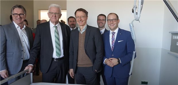  Baden-Württembergs Gesundheitsminister Manfred Lucha, Ministerpräsident Winfried Kretschmann, Bundesgesundheitsminister Karl Lauterbach, Marcel Musolf, Landrat des Landkreises Esslingen