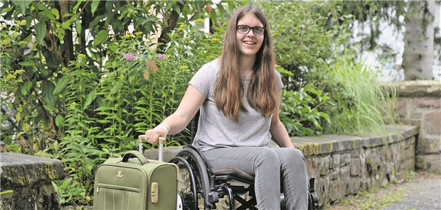 Im Rollstuhl als Helferin nach Ghana Lily Vogel mit Koffer: Ihr Rollstuhl hindert sie nicht daran für einen Freiwilligendienst zu verreisen.