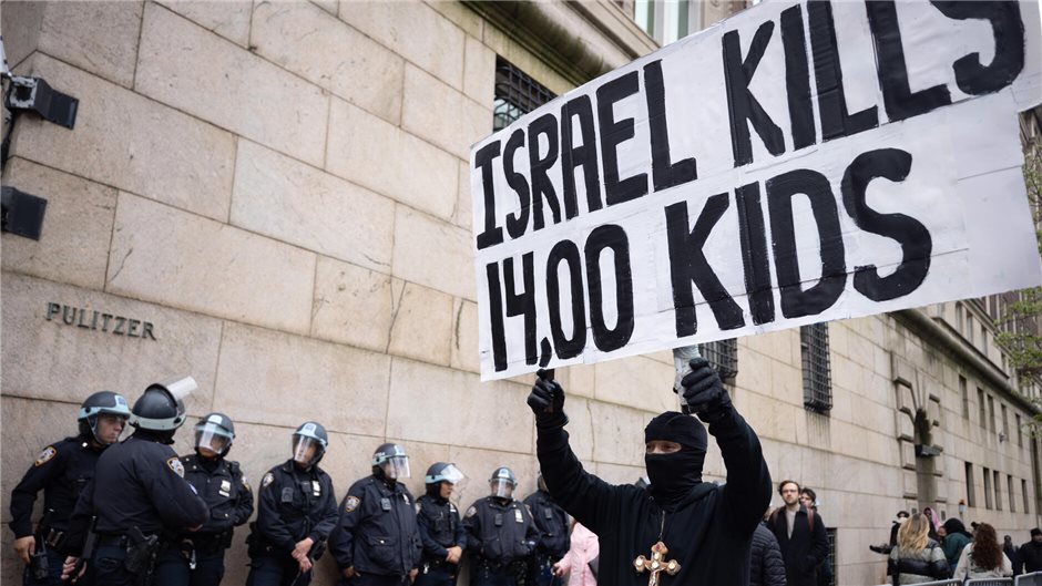 Links: Plakate mit der Aufschrift „Kindermörder Israel“ bedienen ein seit Jahrhu...