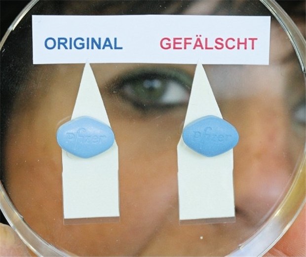 Fälschungen sind fast immer miserabel Links das Original, rechts die Fälschung. Das Zentrallaboratorium Deutscher Apotheker bestellt Arzneien zur Prüfung im Internet und untersucht sie.