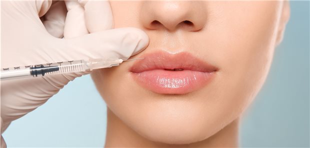 Schmerzhafte Lippenbehandlung: Geldstrafe für Kosmetikerin Lippenunterspritzungen dürfen in Deutschland nur von Medizinern und Heilpraktikern durchgeführt werden. (Symbolbild mit Fotomodell)