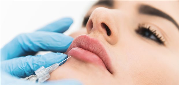Lippenunterspritzungen dürfen nur Ärzte anbieten. Kosmetikern ist es daher nicht erlaubt, mit vergleichenden Bildern für diese Behandlung zu werben.