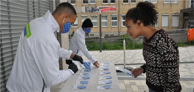 Lisa-Marie Chibex (rechts) studiert Medizin in Kiel im sechsten Semester. Eine Niederlassung ist für sie eine Zukunftsoption. Neben Informationen dazu gab es am KV-Stand auch eine Maske.
