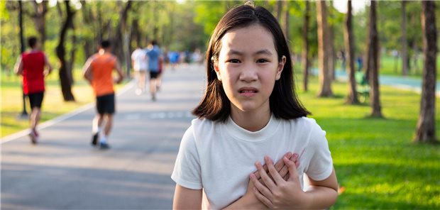 Lita Aeder von der Abteilung für Pädiatrie des Brookdale Hospital in Brooklyn und Mitarbeiter resümieren, dass die überwältigende Mehrheit der Brustschmerzen im pädiatrischen Umfeld benigne Ursachen hat. Gleichwohl mahnen sie zu sorgfältiger Untersuchung. Denn mögen kardiale Ursachen auch selten sein, von vornherein auszuschließen sind sie nicht.