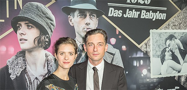 Der Kommissar und das ominöse Zittern Liv Lisa Fries und Volker Bruch auf dem Roten Teppich bei der Preview von „1929 - Das Jahr Babylon“ im ehemaligen Stummfilmkino Delphi in Berlin im Herbst 2018. Die Produktion ist die teuerste deutsche TV-Serie.