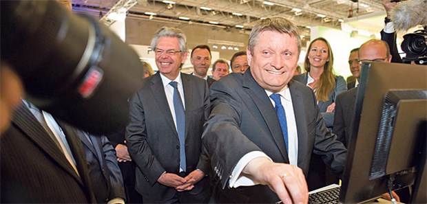 Abgleich der Stammdaten funktioniert Live auf dem Hauptstadtkongress: Bundesgesundheitsminister Hermann Gröhe (CDU, mit Karte) war dabei, als erstmals ein Update der Versichertenstammdaten auf der Gesundheitskarte online über die Infrastruktur der gematik erfolgt ist. Demonstriert wurde die Anwendung in Berlin von der CompuGroup Medical und der gematik.