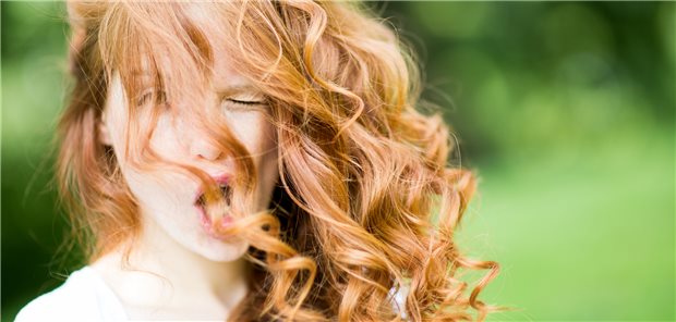 Lockiges Haar: Wer lieber glattes Haar möchte, erhöht bei Verwendung von chemischen Stoffen zum Glätten einer US-Studie zufolge das Krebsrisiko.
