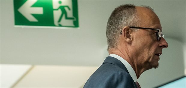 Bundeskanzler Friedrich Merz (CDU) geht nach den Landtagswahlen in Berlin und Mecklenburg-Vorpommern zur Sitzung des Bundesvorstands im Konrad-Adenauer-Haus, der Bundeszentrale der CDU.