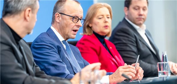 Lösung für klamme Kassenfinanzen in greifbarer Nähe? Kanzler Friedrich Merz (2.v.l., CDU), die SPD-Chefs Lars Klingbeil (r.) und Bärbel Bas sowie CSU-Chef Markus Söder bei einer Presseunterrichtung zu den Ergebnissen des Koalitionsausschusses am Donnerstag im Kanzleramt.