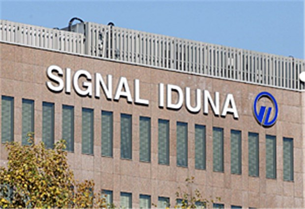 Unfallversicherer profiliert sich mit Reha-Management Logo an der Fassade der Filialdirektion der Signal Iduna Gruppe in Dortmund.