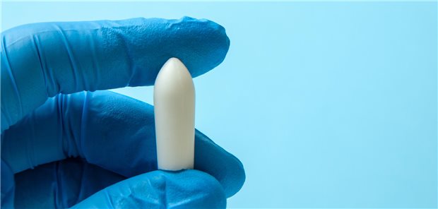 Budesonid-Zäpfchen: Neue Option bei Proktitis ulcerosa Arzt hält ein Zäpfchen in die Kamera.