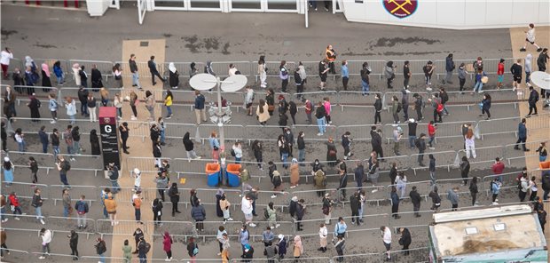 Impfkampagne in Großbritannien nimmt noch einmal Fahrt auf London: Menschen stehen Schlange vor einem Impfzentrum des National Health Service im Olympiastadion im Londoner Stadtteil Stratford.