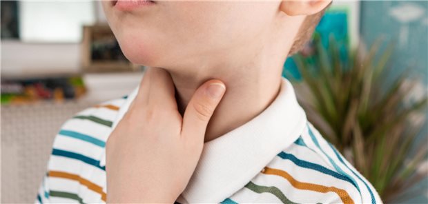 Long-COVID? Kinder, bei denen schon vor der COVID-19-Erkrankung regelmäßig Symptome bestanden, hatten in einer Studie deutlich schlechtere Aussichten auf schnelle Beschwerdefreiheit. Vor allem Rhinitis, Hals- und Kopfschmerzen, aber auch Husten, Fieber und Fatigue hielten oft noch länger an.