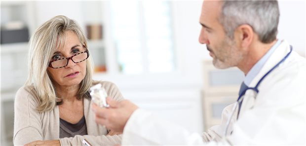 Los geht’s mit 10–30mg/d Prednisolon und 15mg MTX (subkutan) einmal pro Woche.