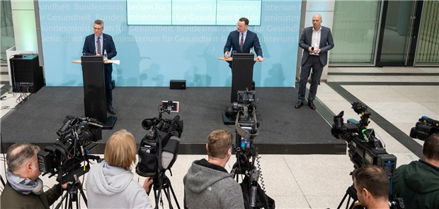 Experten raten Ärzten zum Hausbesuch Lothar Wieler (l), Präsident des Robert Koch-Instituts, und Jens Spahn (CDU, M), Bundesgesundheitsminister, berichten am Montag bei einer Pressekonferenz über die Situation in Zusammenhang mit dem Coronavirus in Italien und zu möglichen Reaktionen in Deutschland.