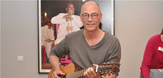 Louis Armstrong und andere Musiker an der Wand, der Hausarzt mit der Gitarre im Anschlag: Dr. Ludger Iske in seiner Gemeinschaftspraxis in Eutin.