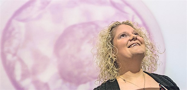 Das Mädchen aus dem Reagenzglas wird 40 Louise Brown hat selbst zwei Kinder. Sie wurden auf natürlichem Weg gezeugt.