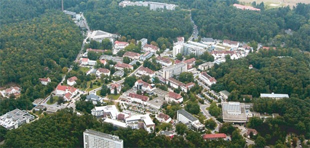 Examen in der Tasche, dann Adieu Saarland Luftbild: Universität des Saarlands - der Campus in Homburg.