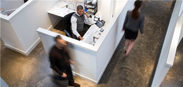 Belastet trockene Luft im Büro die Gesundheit? Luftqualität in Büroräumen: Bei niedrigen Luftfeuchten ist eine längere Aktivität von Influenzaviren erkennbar.