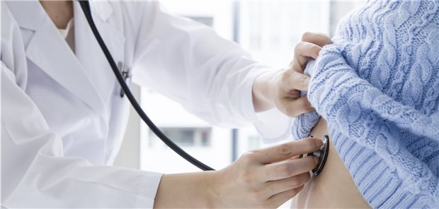 Lunge unauffällig? Rheumatologen empfehlen für Patienten mit Rheumatoider Arthritis regelmäßige Lungen-Checks.