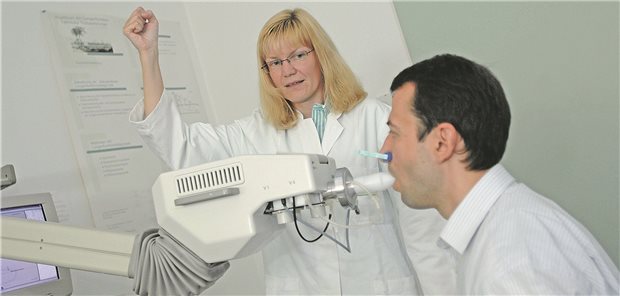 Lungenfunktionsmessung: Viele der Genesenen, die an COVID-19 erkrankt waren, klagen über Luftnot bei Belastung und ein Engegefühl in der Brust. (Symbolbild mit Fotomodellen)