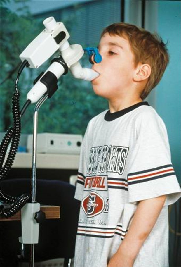 Neue Leitlinie zur Therapie bei Kindern mit Asthma Lungenfunktionsmessung; adäquate Therapie hält die Werte gut in Schach.