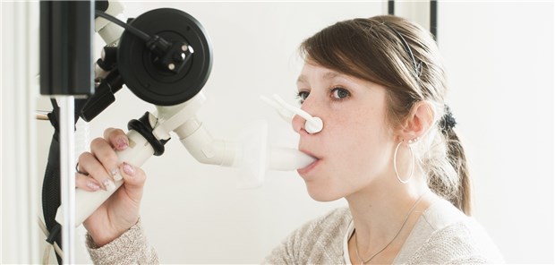 Lungenfunktionstest: Bis zu 90 Prozent aller Patienten mit Mukoviszidose können mittlerweile mit Hilfe von Medikamenten kausal behandelt werden.