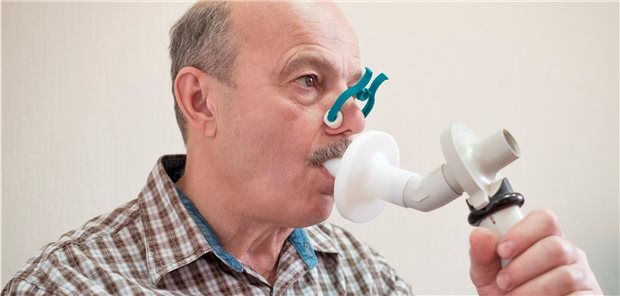 Lungenfunktionstest: Der FEV1-Wert ist für die Studienautoren ein starker Kandidat, um Risikostratifizierung und Präventionsstrategien bei chronischer stabiler Herzinsuffizienz zu verbessern (Symbolbild mit Fotomodell).