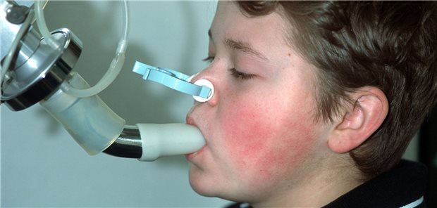 Lungenfunktionstest: In den USA gab es im ersten Pandemiejahr bei Kindern deutlich weniger asthmabedingte Arztbesuche, Asthma-Exazerbationen und -Neuerkrankungen.