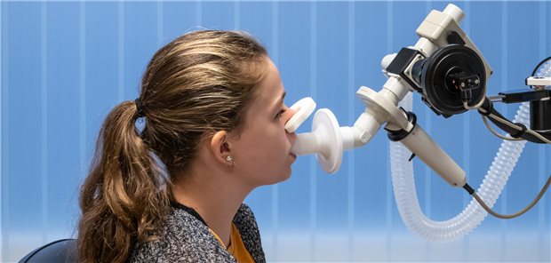 Lungenfunktionstest: Nach einer Dreifachtherapie mit Elexacaftor, Tezacaftor und Ivacaftor verbesserte sich bei Mukoviszidose-Patienten in einer Studie die Lungenfunktion. (Symbolbild)