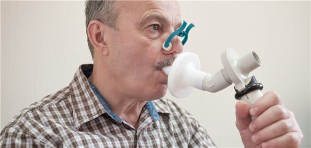 Lungenfunktionstest: Nicht nur die Lungenfunktionswerte, sondern auch weitere prognostisch relevante Parameter wie zum Beispiel das hochsensitive Troponin und echokardiografische Parameter sollte man bei COPD-Kranken im Blick behalten.