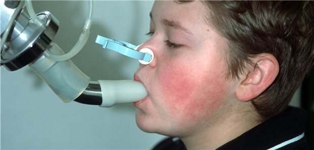 Lungenfunktionstest: Unzureichende Asthma-Diagnostik bei Kindern führt zu Fehldiagnosen und Übertherapien. (Symbolbild mit Fotomodell)