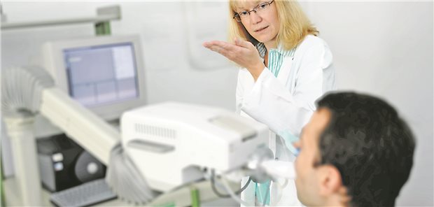 Lungenfunktionstest: Wenn inhalative Kortikoide bei einem COPD-Patienten abgesetzt werden sollen, sollte die Einsekundenkapazität (FEV1)  50% betragen und im letzten Jahr sollten weniger als zwei mittelschwere Exazerbationen vorgekommen sein.
