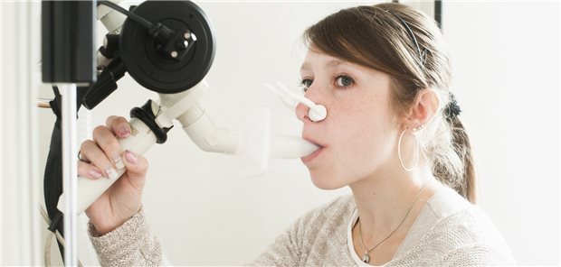 Lungenfunktionstest bei einer Frau mit Mukoviszidose: Der Krankheitsverlauf ist bei Frauen und Männern unterschiedlich. (Symbolbild mit Fotomodell)