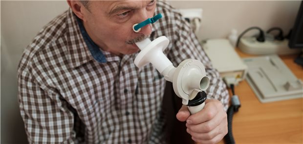 Lungenfunktionstest bei einem COPD-Patienten: Ein Atemtraining mit speziellen Devices erleichtert das Abfließen des Schleims (Symboldbild mit Fotomodell).