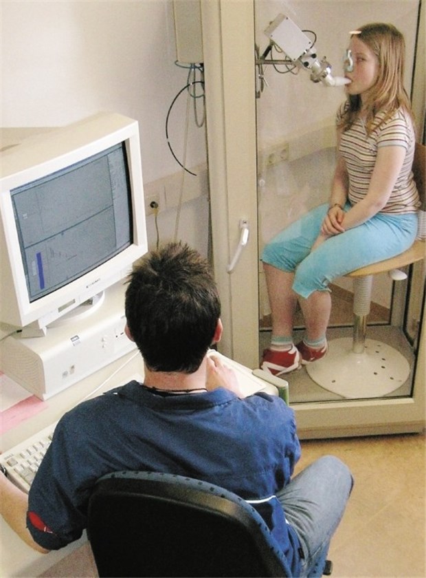 Neue Empfehlungen stärken Stellenwert der Ganzkörperplethysmographie Lungenkrankes Kind bei der Ganzkörperplethysmographie. Diese Methode ist eine wichtige Ergänzung zur Spirometrie.