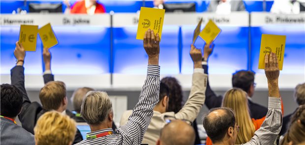 127. Deutscher Ärztetag in Essen. Abstimmung mit Stimmkarten.