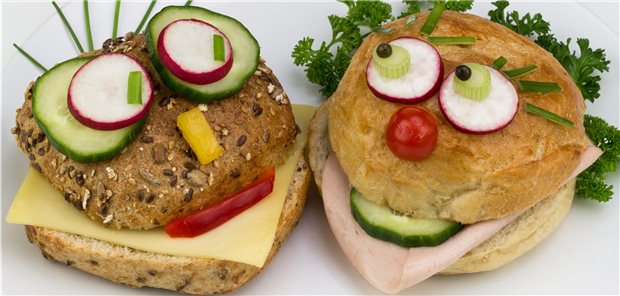 Lustiges Pausebrot ohne Wurst und mit Wurst – auch vegetarisch ernährte Kinder sind mit Nährstoffen gut versorgt. Das ist das Ergebnis einer Studie aus Toronto.